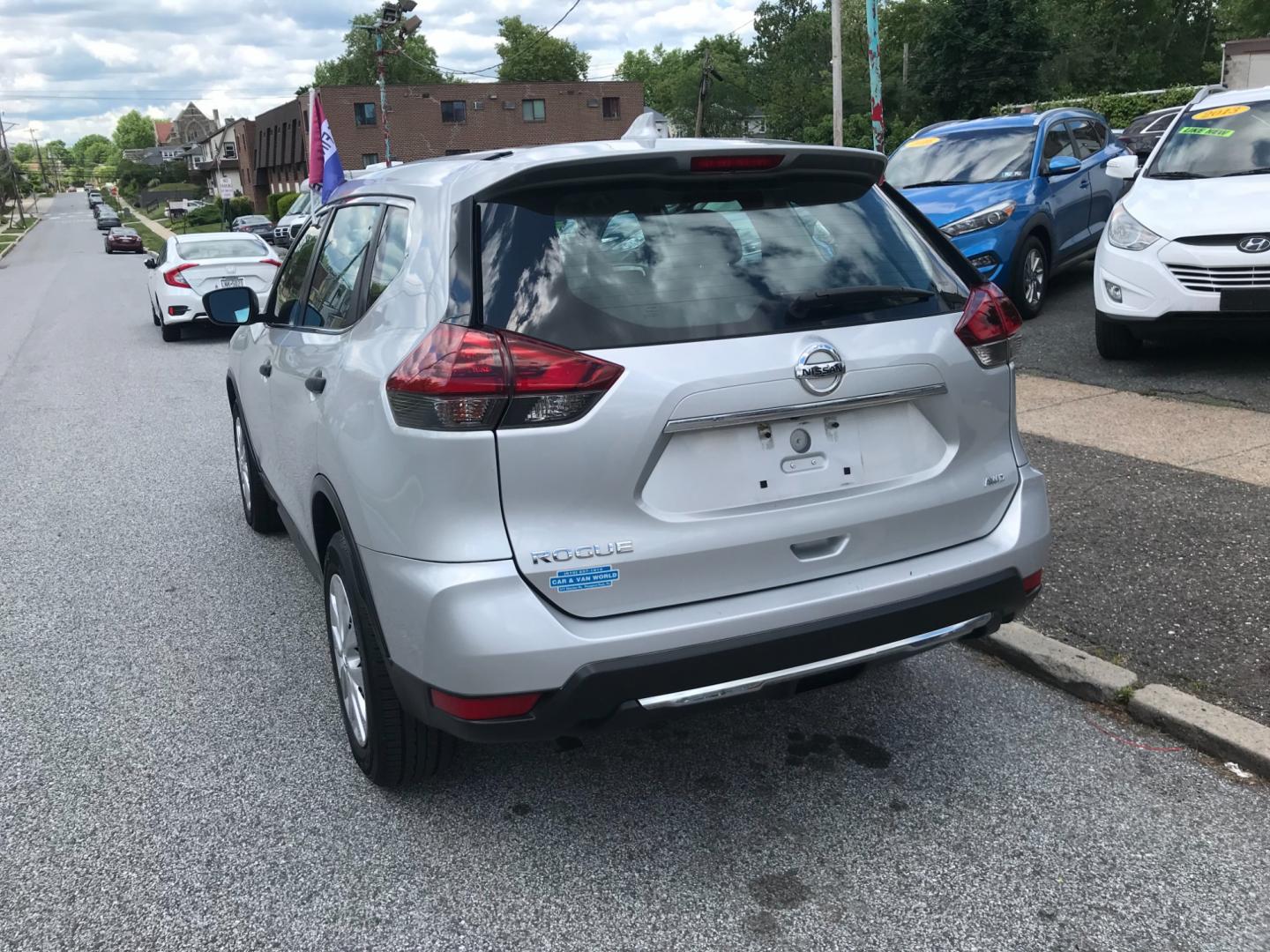 2019 Silver /Gray Nissan Rogue S (5N1AT2MV5KC) with an 2.5 V4 engine, Automatic transmission, located at 577 Chester Pike, Prospect Park, PA, 19076, (610) 237-1015, 39.886154, -75.302338 - Photo#5